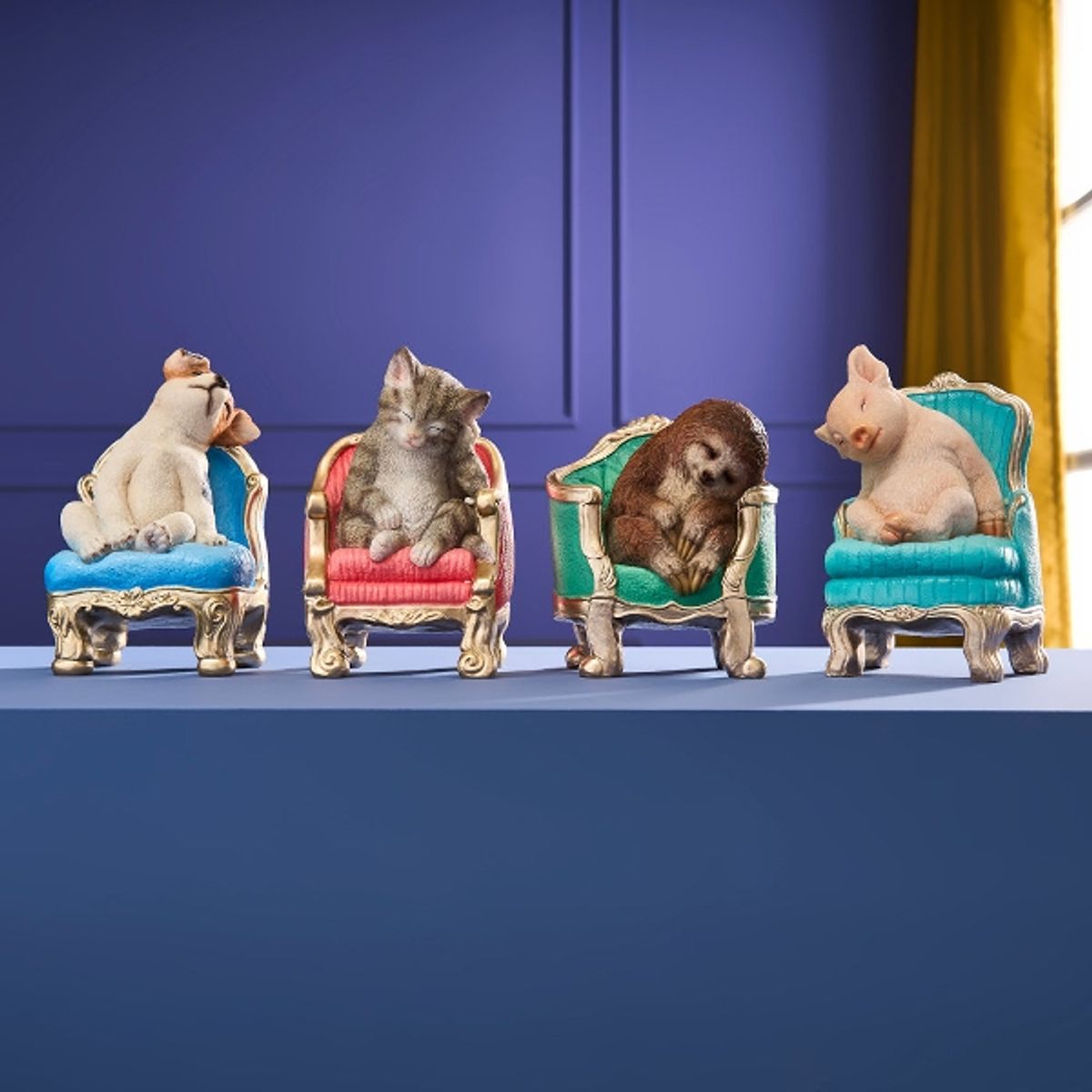 Dovendyr som tar en lur i en lenestol